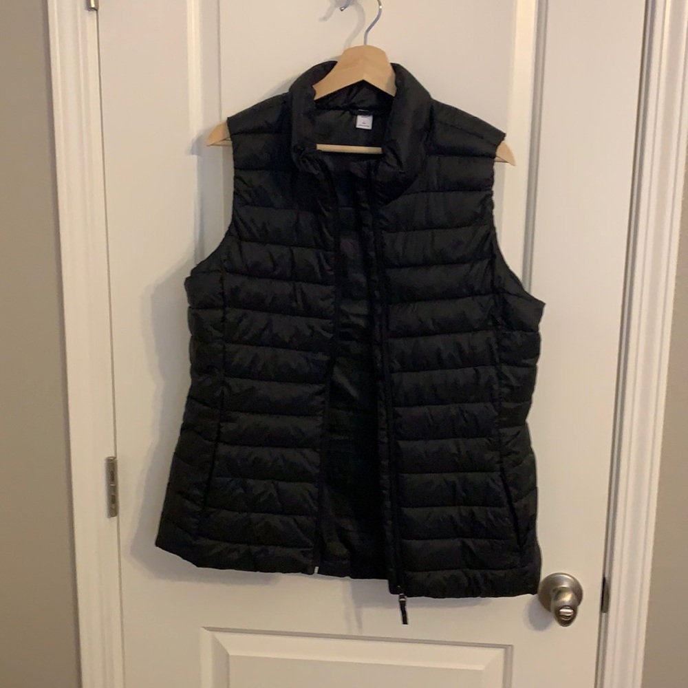 Women’s Old Navy black puffer vest